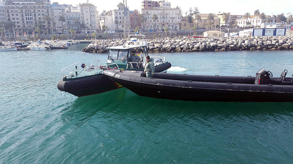 La Guardia de Ceuta intercepta una planeadora.