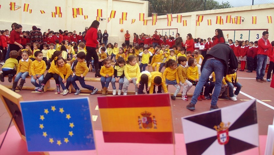 colegio banderas niños