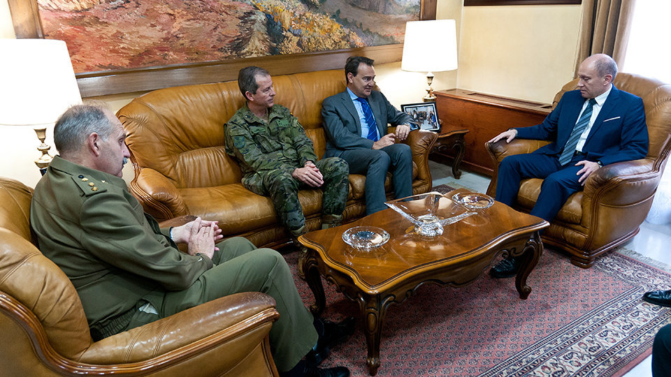 Agustín Conde, secretario de Estado de Defensa, junto a COMCEGEU y el delegado del Gobierno-1