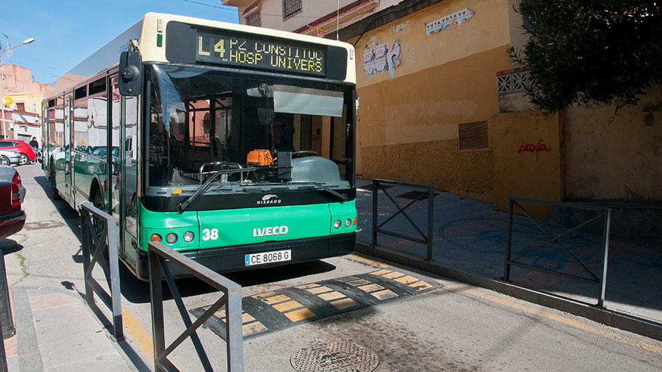 Un autobús cruza la barriada Príncipe Alfonso
