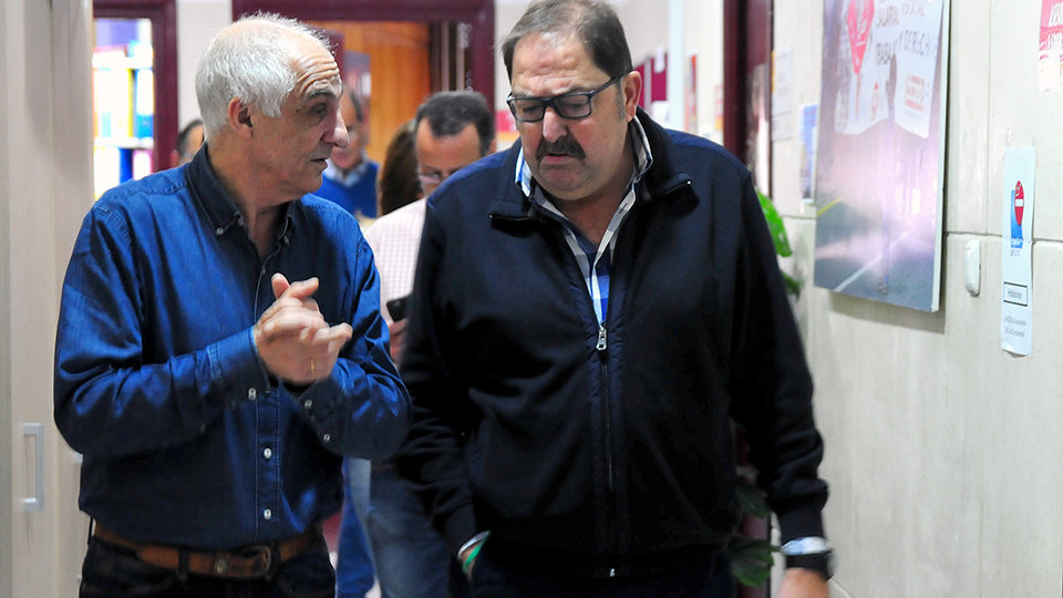 Juan Luis Aróstegui y Juan Carlos Pérez, a su llegada a la sala de prensa del edificio sindical