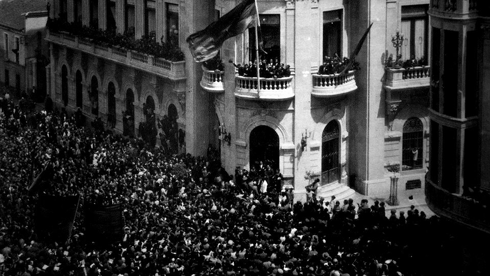 Una multitud celebra la II República el 15 de julio de 1931 ante el Ayuntamiento de Ceuta.-1