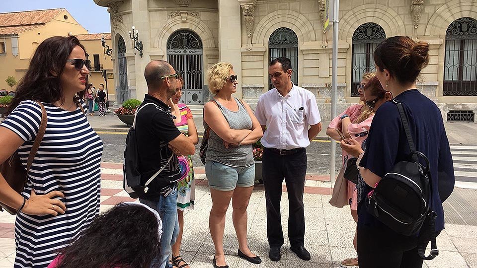 Hernández charla con empleados de Arasti Barca