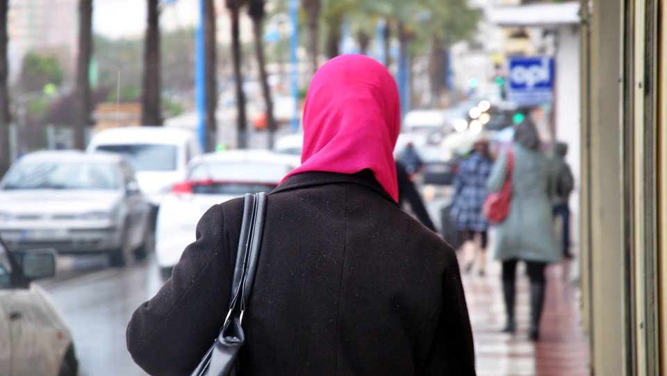 mujer musulmana calle espalda