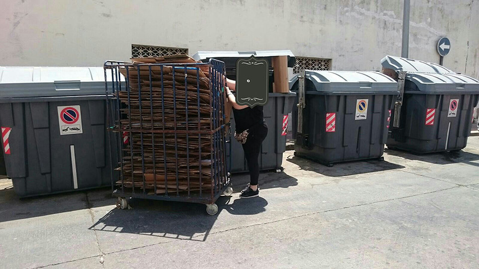 Una empleada de una gran superficie tira el cartón al contenedor de orgánicos contraviniendo las normas básicas del reciclaje