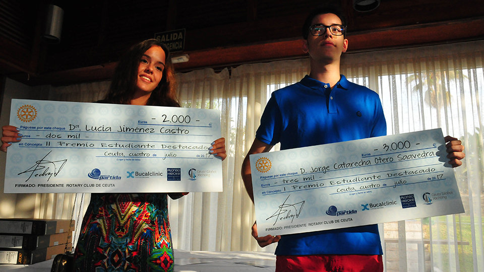 Lucía Jiménez y Jorge Catarecha, el tercer premiado, Gorka Tejedor, no pudo asistir al acto