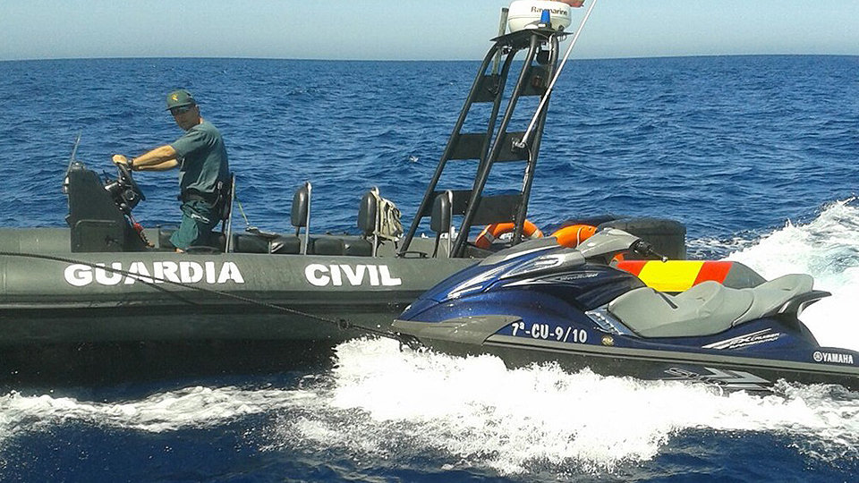 La Guardia Civil intercepta una moto de agua en el Estrecho. ARCHIVO