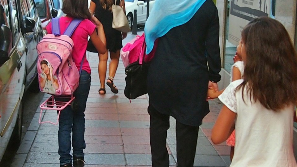 alumna mochila calle