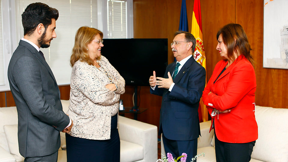 El presidente de la Ciudad, Juan Vivas, con la presidenta de TRAGSA, Elvira Rodríguez, así como Mabel Deu y Néstor García