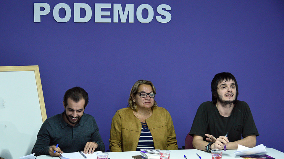 Meri Pita, Mohamed Faitah y Julio Basurco, en la nueva sede de Podemos