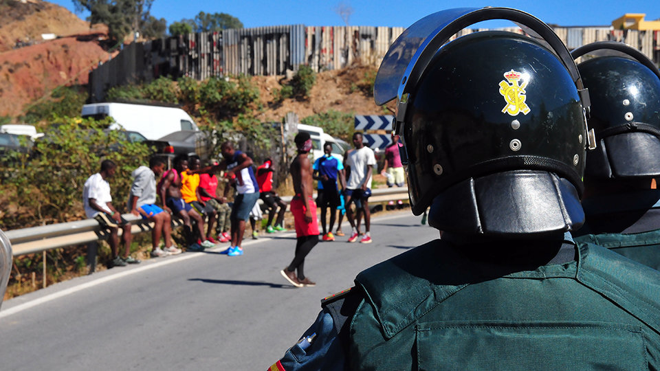 Antidisturbios de la Guardia Civil contienen a un grupo de subsaharianos