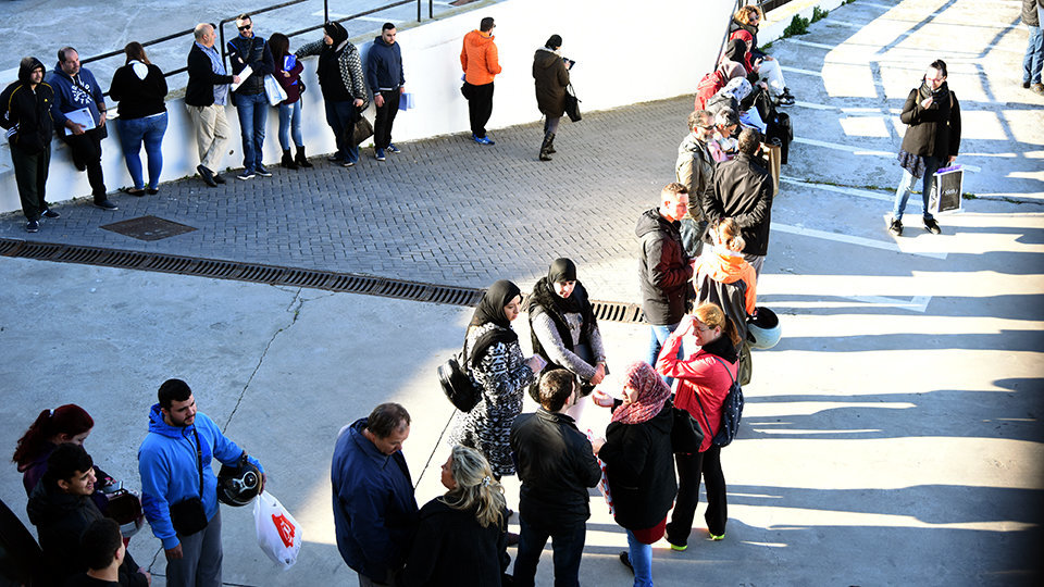 Ciudadanos hacen cola para entrar en la bolsa de empleo de Amgevicesa