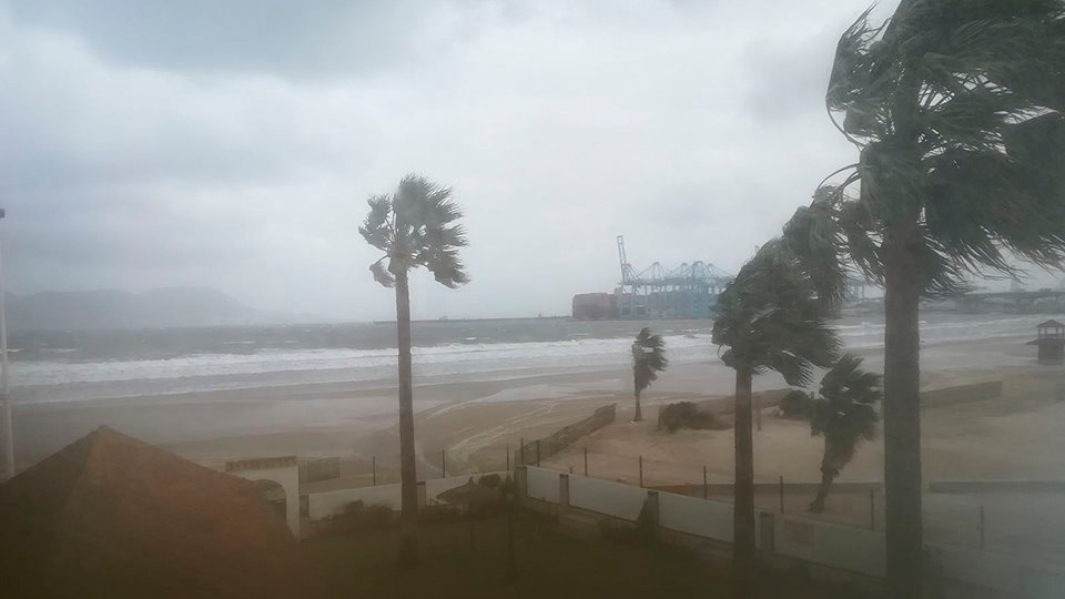 El temporal de Levante sacude el Puerto de Algeciras