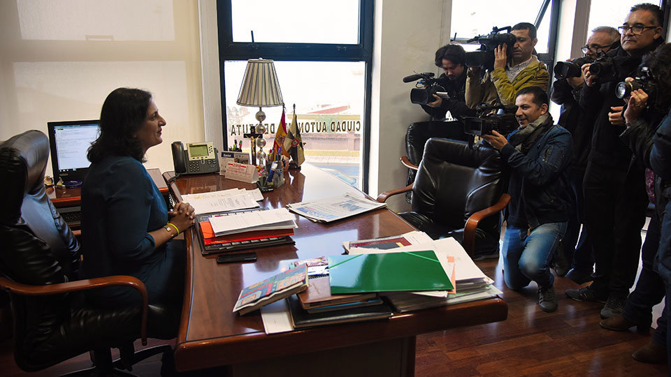 Kissy Chandiramani posa ante los medios gráficos en su despacho del Ceuta Center
