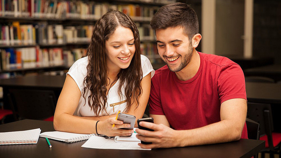 Teléfonos móviles app aplicaciones estudiantes jóvenes joven