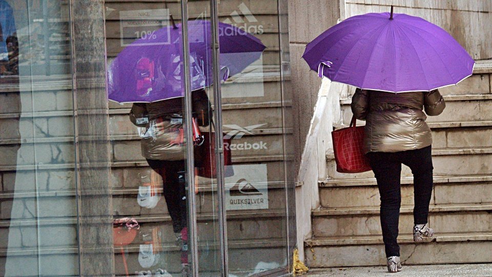 lluvia mujer paraguas