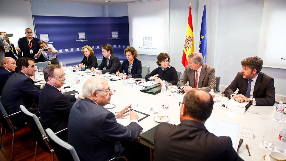 Reunión de Vivas e Imbroda con varios ministros y la vicxepresidenta Soraya Sáenz de Santamaría (1 de 5)
