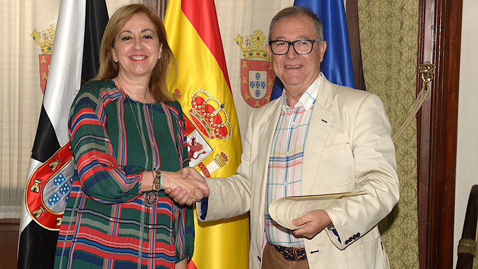 La consejera de Sanidad, Servicios Sociales, Menores e Igualdad, Adela Nieto, y el presidente del Banco de Alimentos de Ceuta, Pedro Mariscal