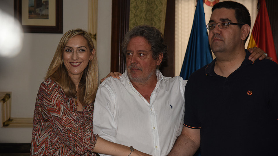 La gerente del ICD, Araceli García; el consejero de deportes, Emilio Carreira, y el presidente de la Federación de Atletismo de Ceuta Pelayo Díaz