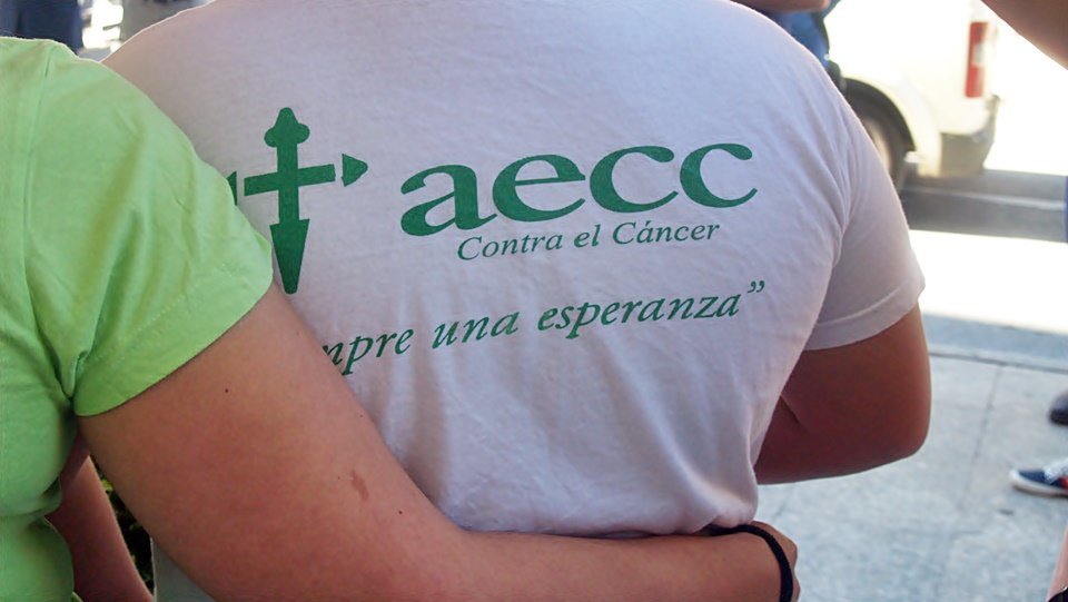 Un voluntario de AECC, de espaldas