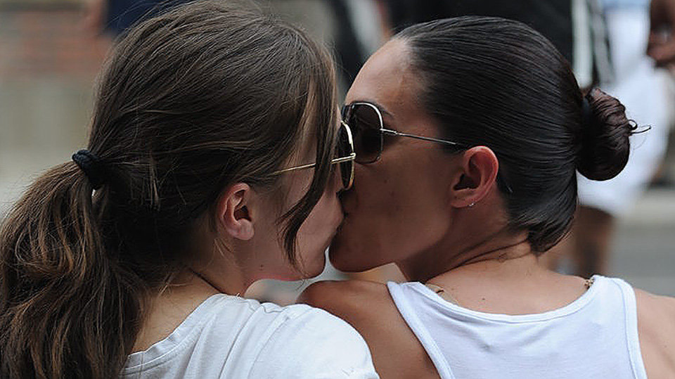 Dos mujeres se besan en un desfile del Día del Orgullo en Madrid
