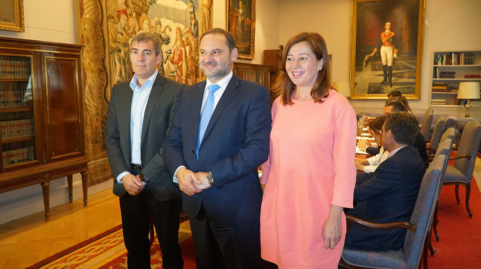 El ministro de Fomento con los responsables de Baleares y Canarias