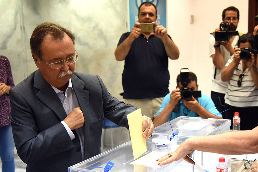 Juan Vivas deposita su voto en el proceso electoral para elegir candidatos al XIX Congreso Nacional