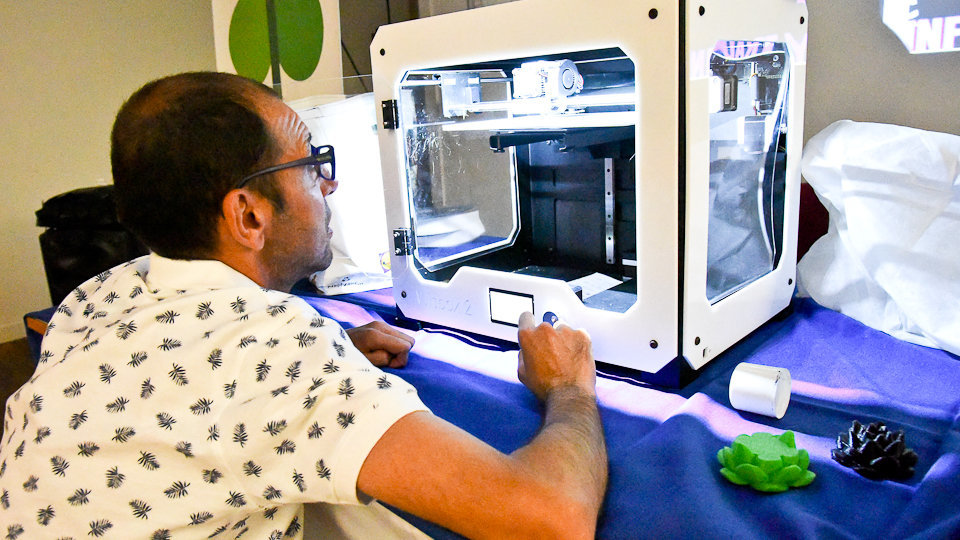 Un usuario de Plena Inclusión prepara la impresora 3D (1 de 2)