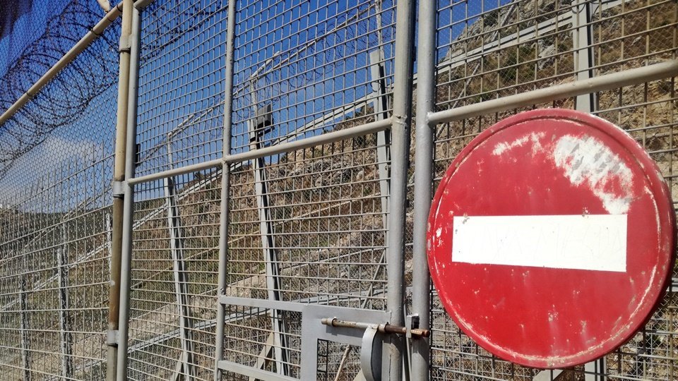 valla perímetro frontera letrero prohibido