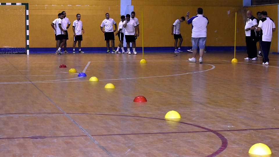 Aspirantes a árbitro de fútbol sala durante las pruebas físicas de la FFCE