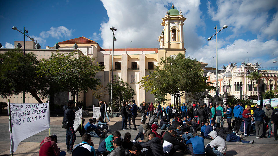 Concentración de protesta de cerca de un centenar de inmigrantes argelinos