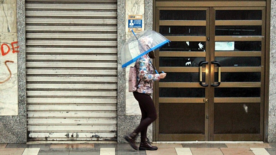 mujer paraguas lluvia