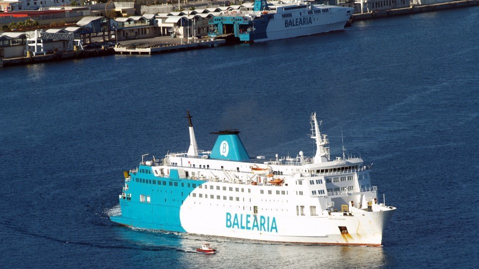 barco ferry transporte marítimo balearia