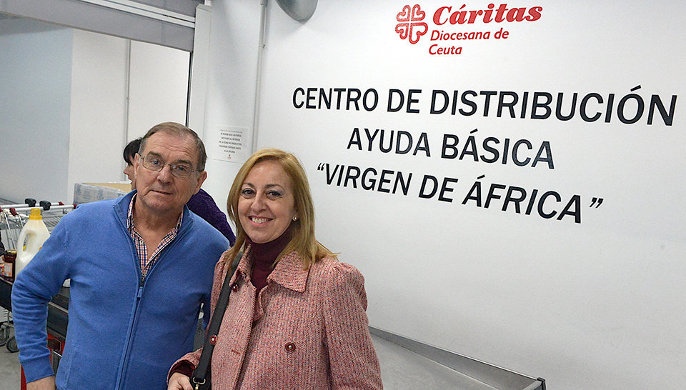 La consejera junto al director de Cáritas, Manuel Gestal