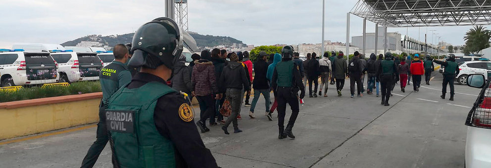 Migrantes detenidos por la Guardia Civil pan