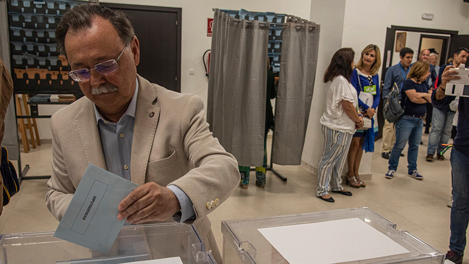 Juan Vivas votando en la Casa de la Juventud
