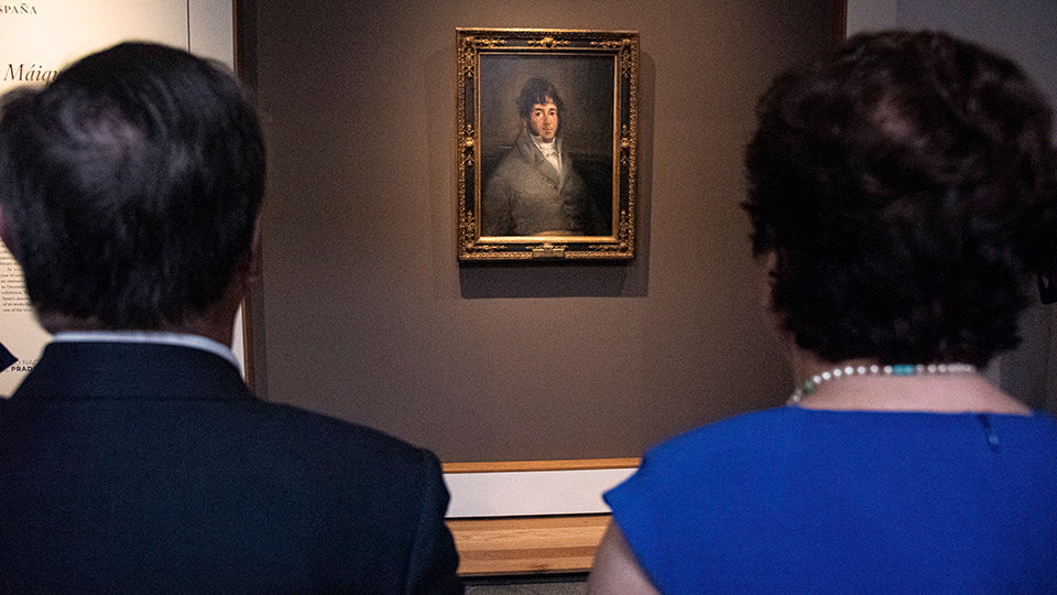 Juan Vivas y Salvadora Mateos, de espaldas, junto al cuadro de Goya de Isidoro Márquez