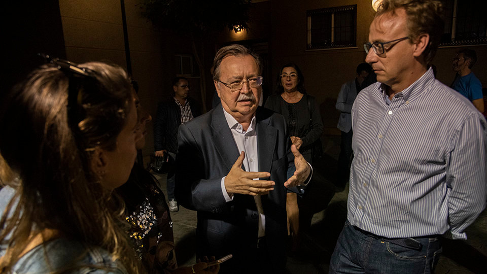 Juan Vivas y Guillermo Martínez conversan con periodistas en la sede del PP