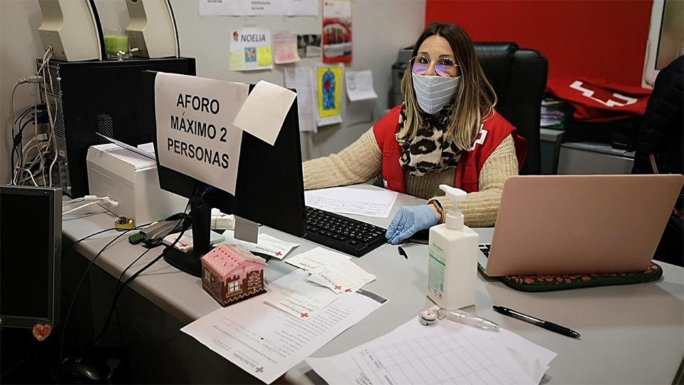 Cruz Roja oficina mascarilla COVID-19