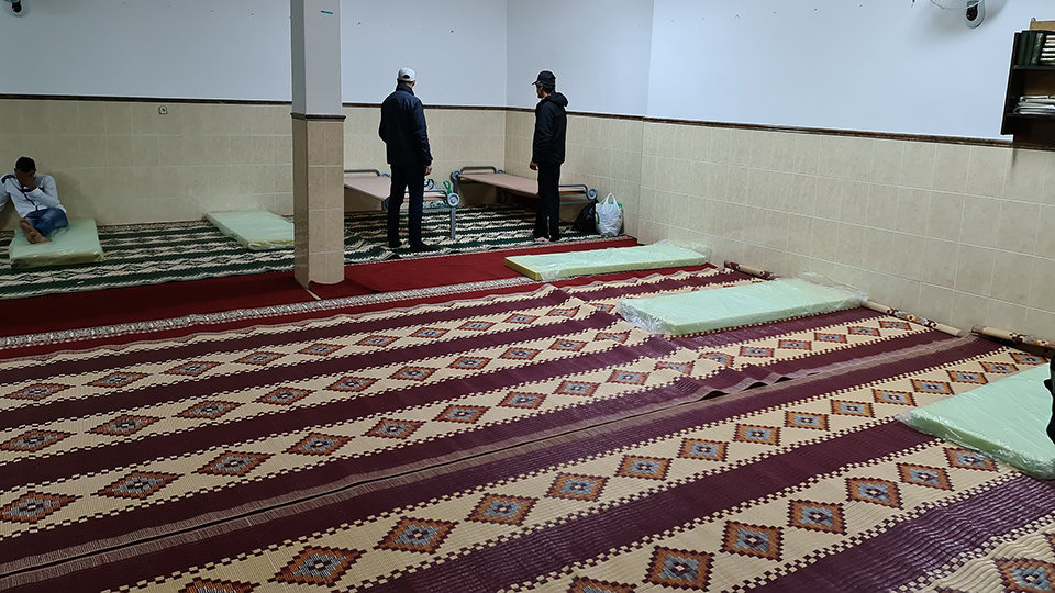 Interior de la mezquita Al-Umma