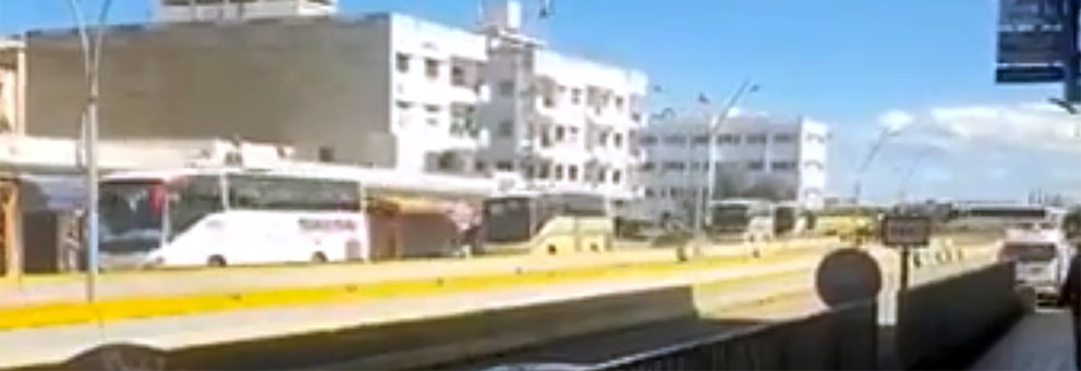 Captura de vídeo de la llegada de los autobuses a Nador