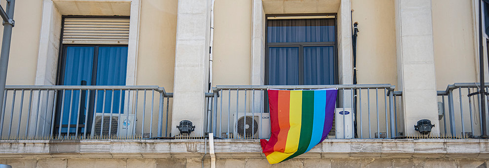 Bandera Arco Iris en el edificio de Delegación de Gobierno