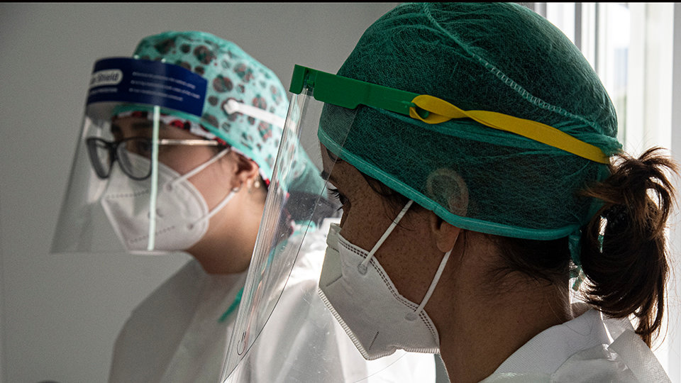 Dos enfermeras, provistas de equipos de protección individual frente al coronavirus