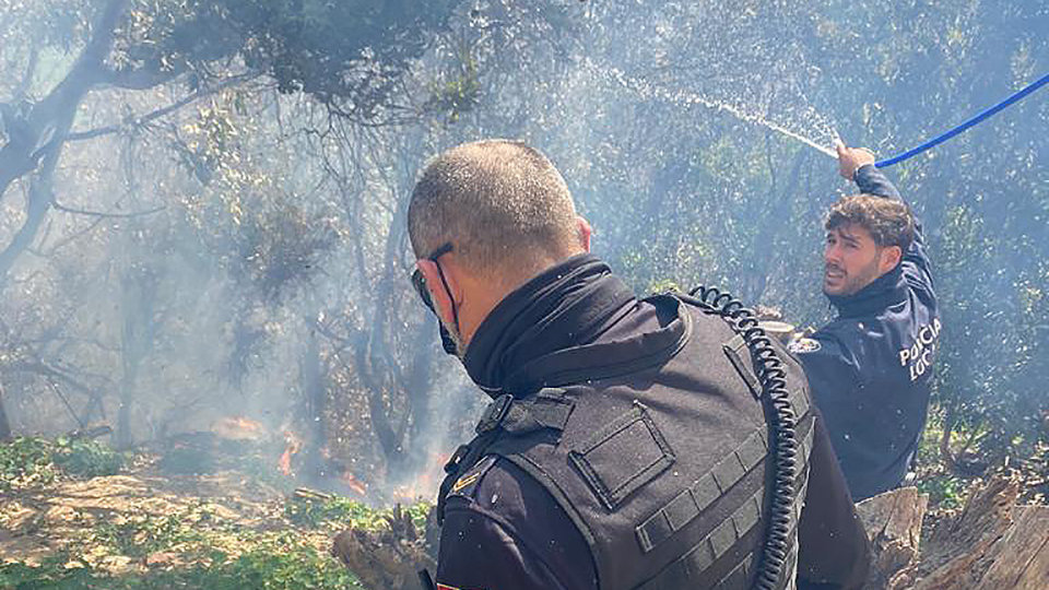 Policía Local y olicía Nacional atajan un incendio en Martínez Catena