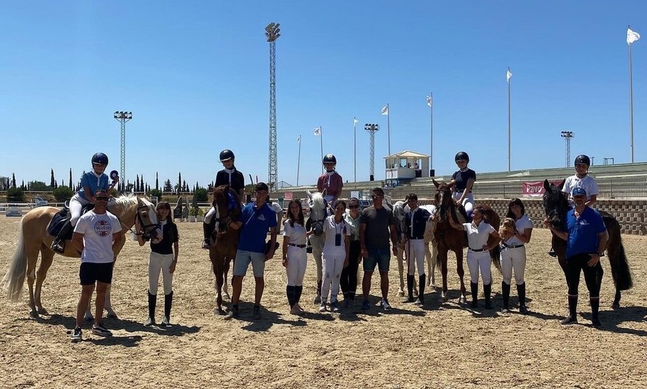 Varios alumnos del Centro Ecuestre Ciudad de Ceuta, al término del certamen de Mijas