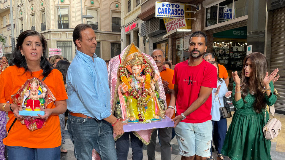 La efigie de Ganesh, a su paso por la calle Real
