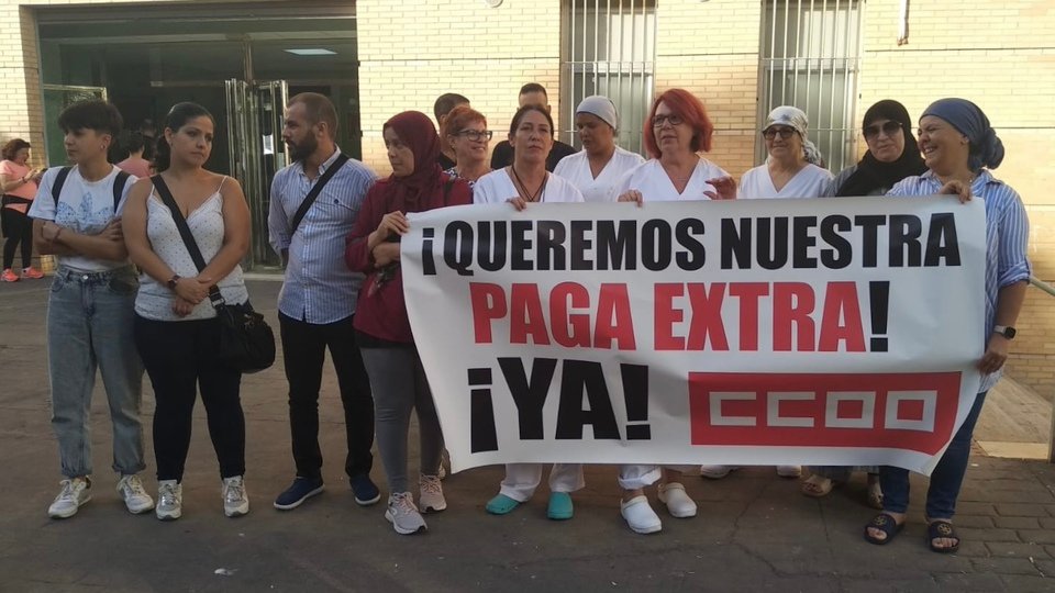 Varios trabajadores de Hércules, congregados frente a las puertas del Guillermo Molina