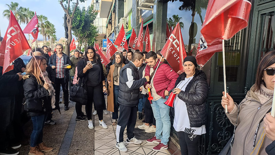 Concentración de lso trabajadores de Hércules, este lunes frente a a sede de la empresa