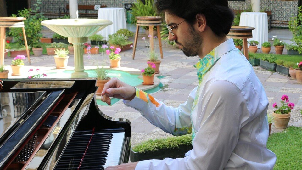 Juan José Sevilla, ensayando con su piano