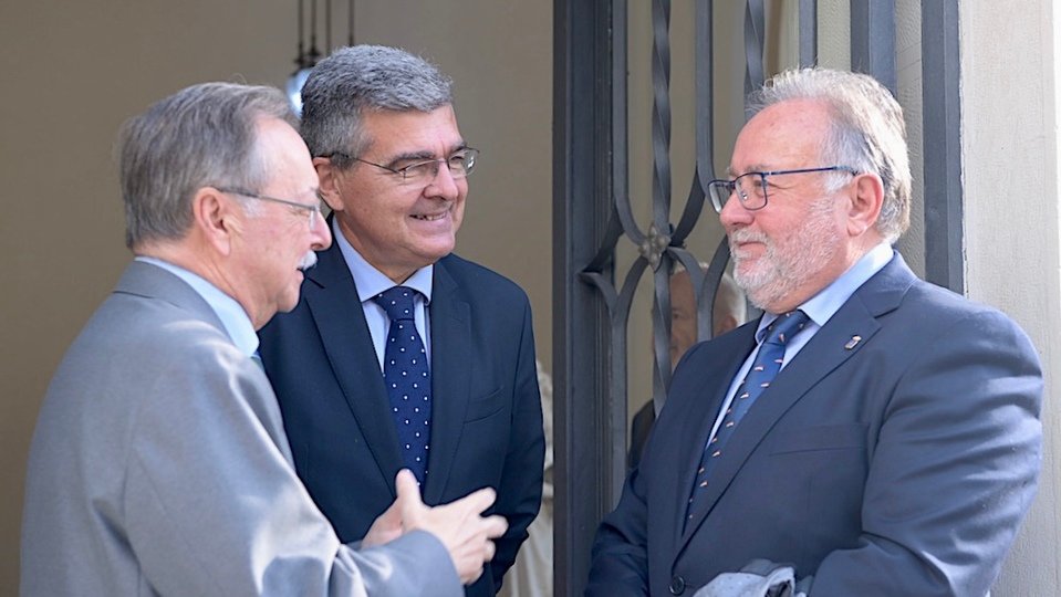 Juan vivas, Rafael García y Joaquín Villanova, a las puertas del Palacio Autonómico / Jorge Arbona
